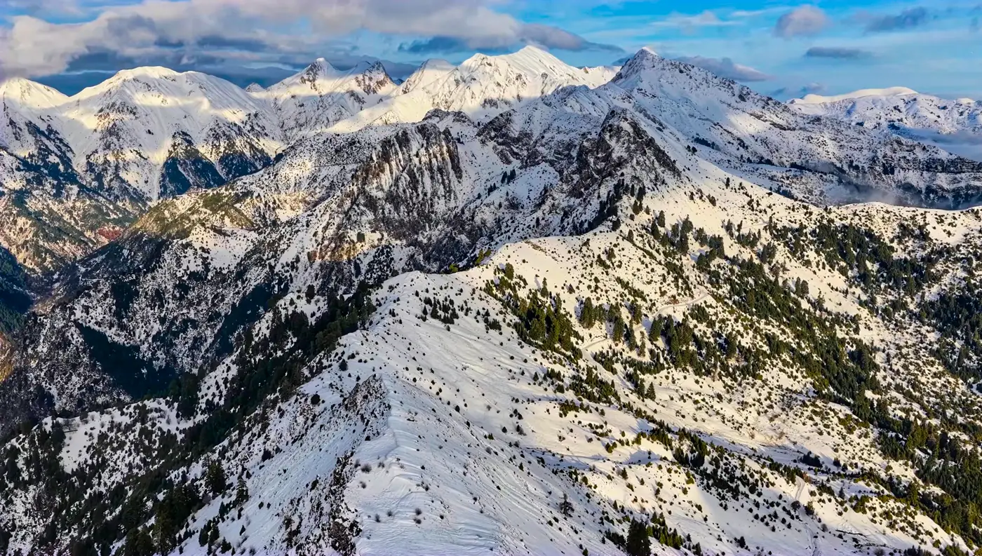 Χιονισμένες κορυφές Αγράφων ξημέρωμα drone λήψη