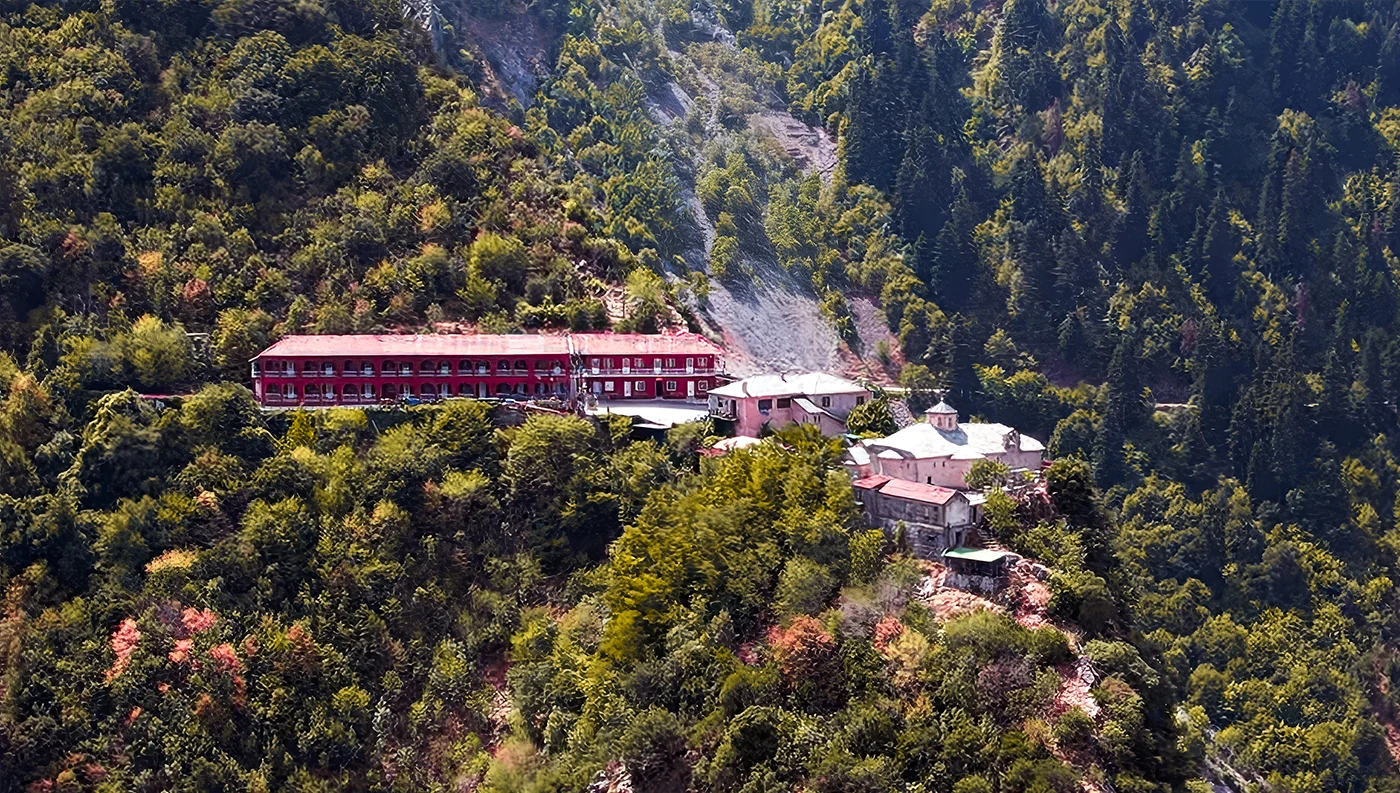 Πανοραμική θέα της Ιεράς Μονής Παναγίας Σπηλιάς στις πλαγιές των Αγράφων Καρδίτσας.