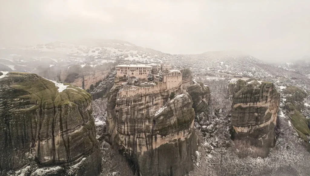 Μετέωρα χιονισμένα βράχια μοναστήρια Καλαμπάκα Θεσσαλία