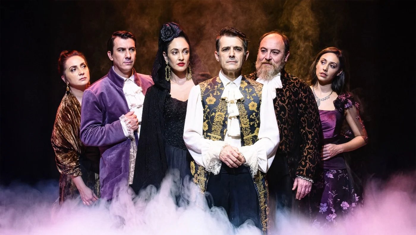 Στιγμιότυπο από την παράσταση «Ο Μισάνθρωπος» του Μολιέρου στο Θεσσαλικό Θέατρο με τον Γεράσιμο Γεννατά