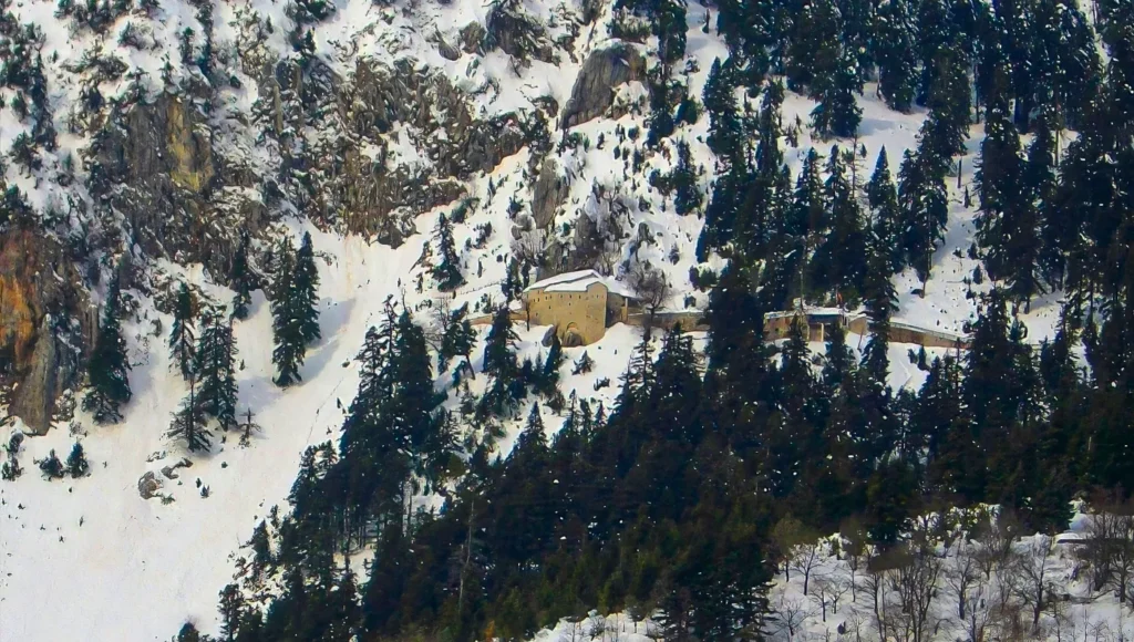 Ιερά Μονή Παναγία Πελεκητή χιονισμένη Άγραφα Καρδίτσα