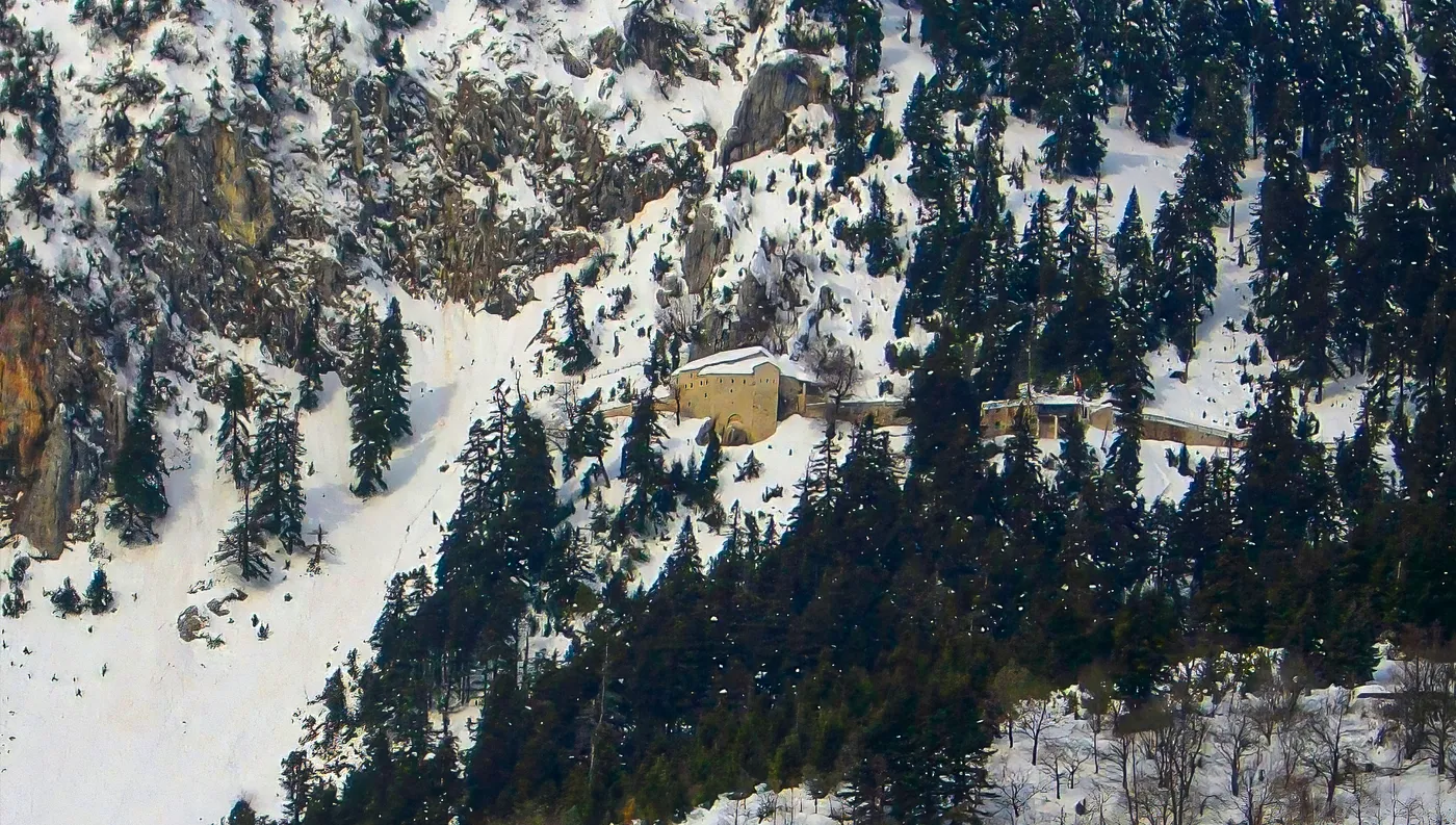 Ιερά Μονή Παναγία Πελεκητή χιονισμένη Άγραφα Καρδίτσα