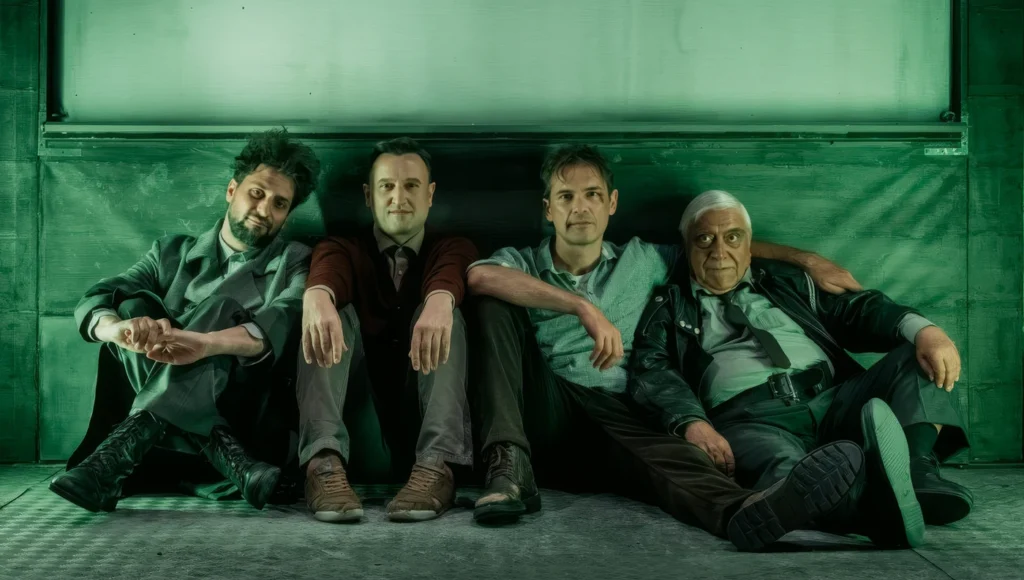 Η αφίσα της παράστασης Ο Πουπουλένιος με τους Δημήτρη Πιατά, Αργύρη Αγγέλου και Νίκο Πουρσανίδη