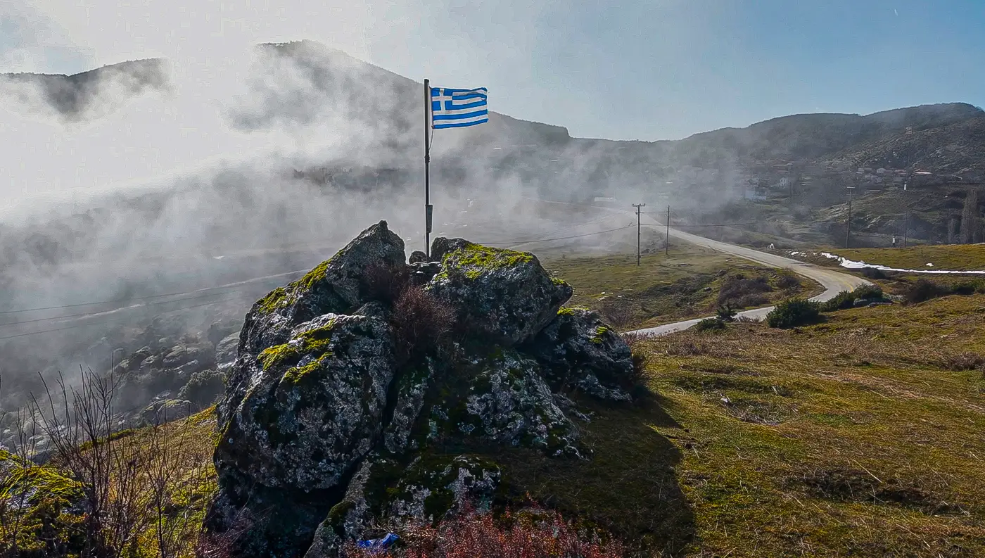 Ελληνική σημαία βράχος 1100 μέτρα Κρυόβρυση Όλυμπος χιόνι ομίχλη