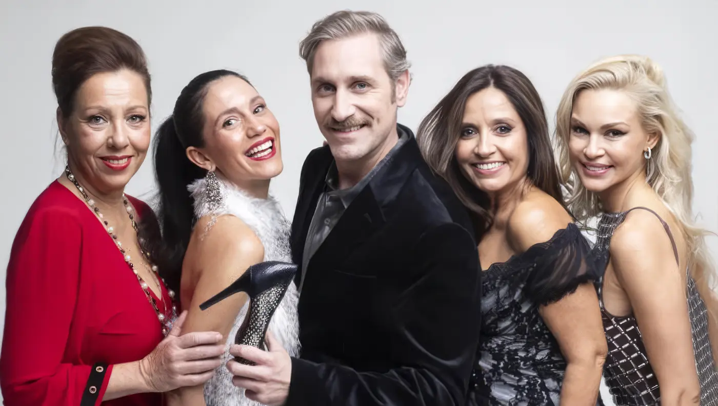 Σπασμένα Τακούνια Λάρισα θεατρική παράσταση Victoria Cinemas