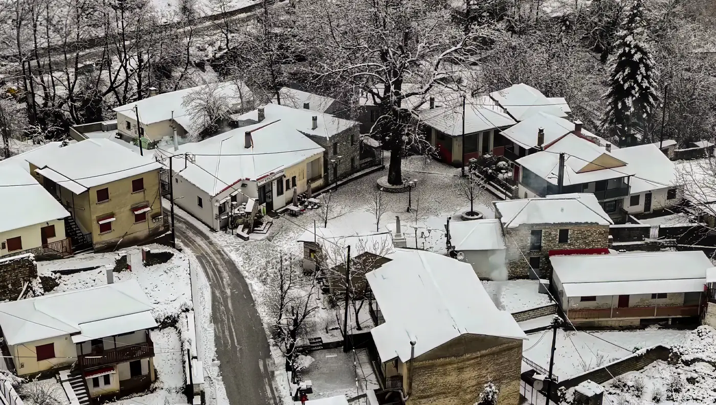 Αθαμανία Τρικάλων χιονισμένο χωριό Τζουμέρκα Πίνδος drone