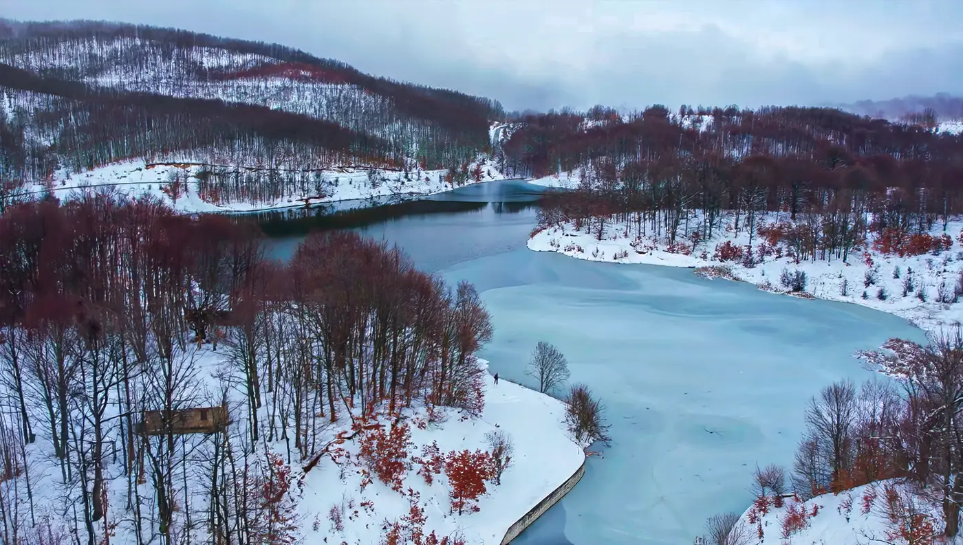 Λίμνη Λογγά Τρίκαλα χιονισμένο τοπίο Αντιχάσια αεροφωτογραφία