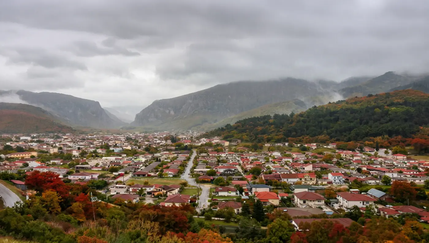 Πανοραμική άποψη του παραδοσιακού χωριού Μαυρομμάτι Καρδίτσας στους πρόποδες των Αγράφων.