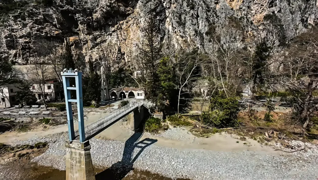 Η κατεστραμμένη και αποκομμένη κρεμαστή γέφυρα του Πηνειού στην Κοιλάδα των Τεμπών, που εμποδίζει την πρόσβαση στην Αγία Παρασκευή.