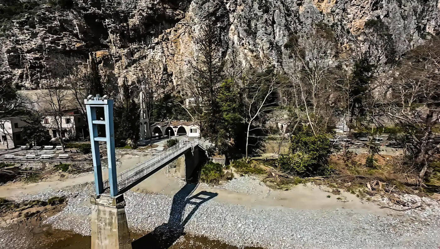 Η κατεστραμμένη και αποκομμένη κρεμαστή γέφυρα του Πηνειού στην Κοιλάδα των Τεμπών, που εμποδίζει την πρόσβαση στην Αγία Παρασκευή.