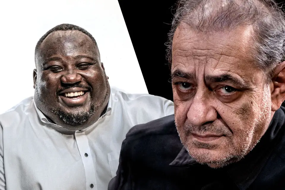 Αφίσα της θεατρικής παράστασης Άσπρο-Μαύρο με τους ηθοποιούς Αντώνη Καφετζόπουλο και Ζερόμ Καλούτα.