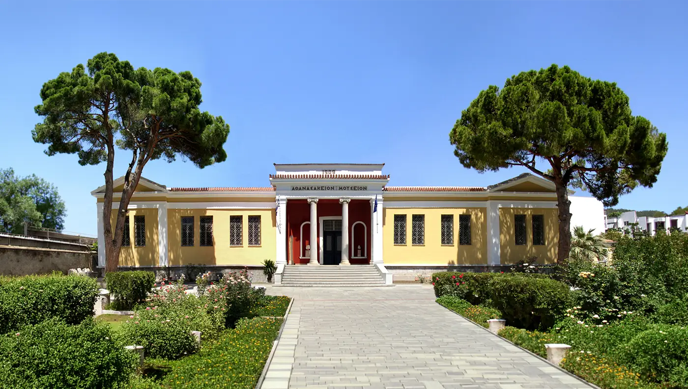 Το εξωτερικό του νεοκλασικού κτιρίου του Αθανασάκειου Αρχαιολογικού Μουσείου στο πάρκο του Αναύρου στον Βόλο.