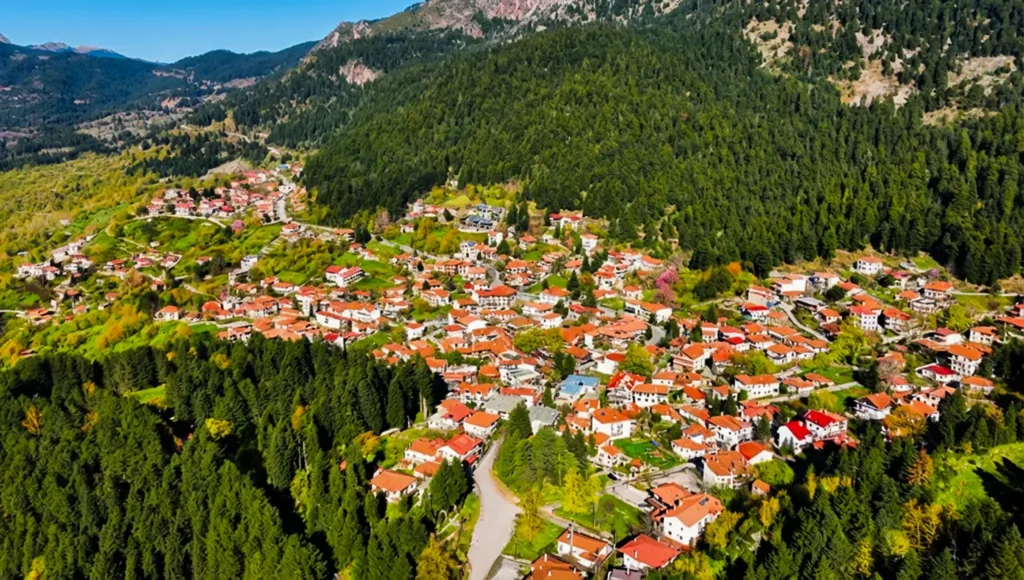 Το γραφικό χωριό της Ελάτης στα Τρίκαλα, περιτριγυρισμένο από το πυκνό ελατοδάσος του βουνού Κόζιακα.