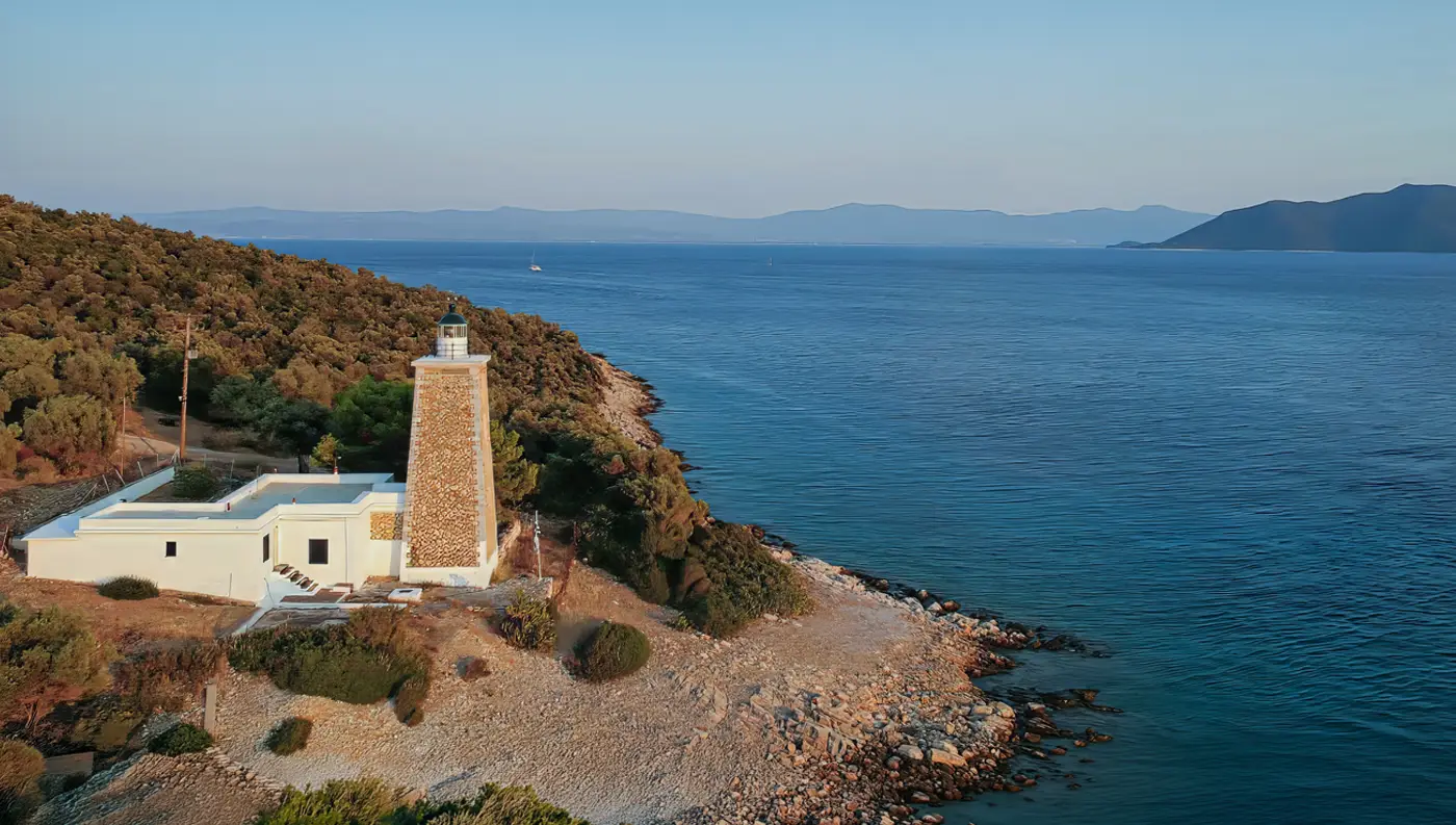 Ο ιστορικός πετρόχτιστος φάρος στο ακρωτήρι του Τρικερίου στο Νότιο Πήλιο κατά τη διάρκεια ενός μαγευτικού ηλιοβασιλέματος.