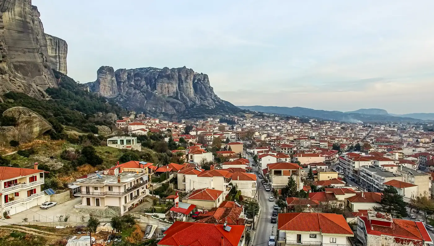 Η πόλη της Καλαμπάκας με φόντο τα Μετέωρα