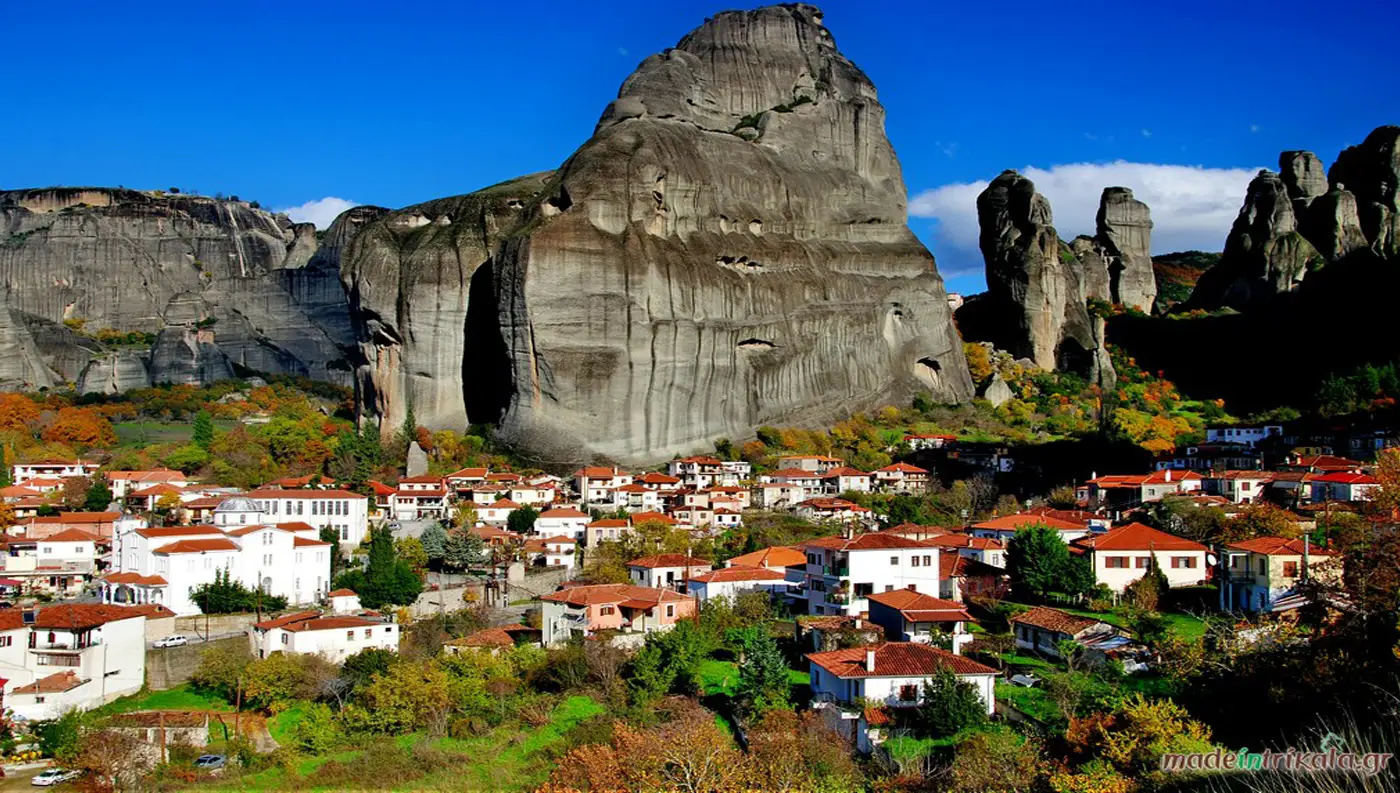 Το χωριό Καστράκι Τρικάλων χτισμένο κάτω από τους βράχους των Μετεώρων