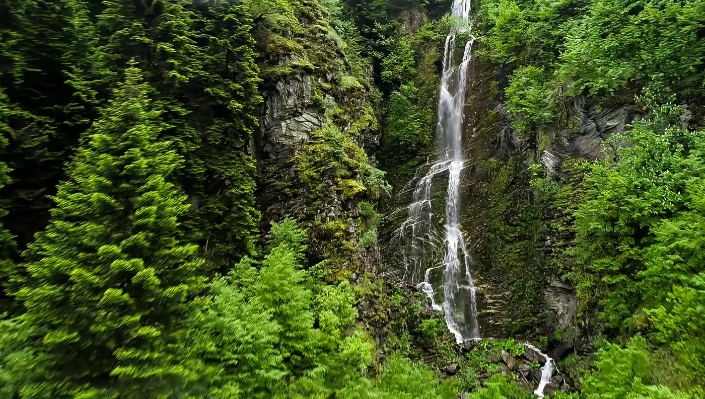 Τα ορμητικά νερά στον εντυπωσιακό καταρράκτη Αγκαθάκι στην Αθαμανία Τρικάλων, μέσα στο καταπράσινο δάσος.