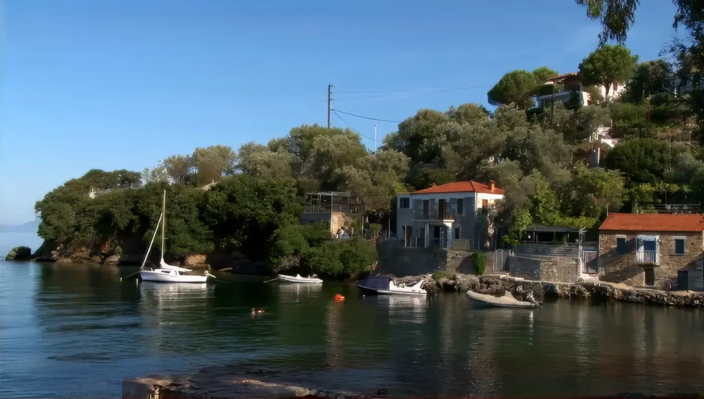 Μηλίνα, η οποία κρύβει σημαντικά ιστορικά μνημεία όπως η Μονή των Αγίων Σαράντα και το παλιό λαδαριό.