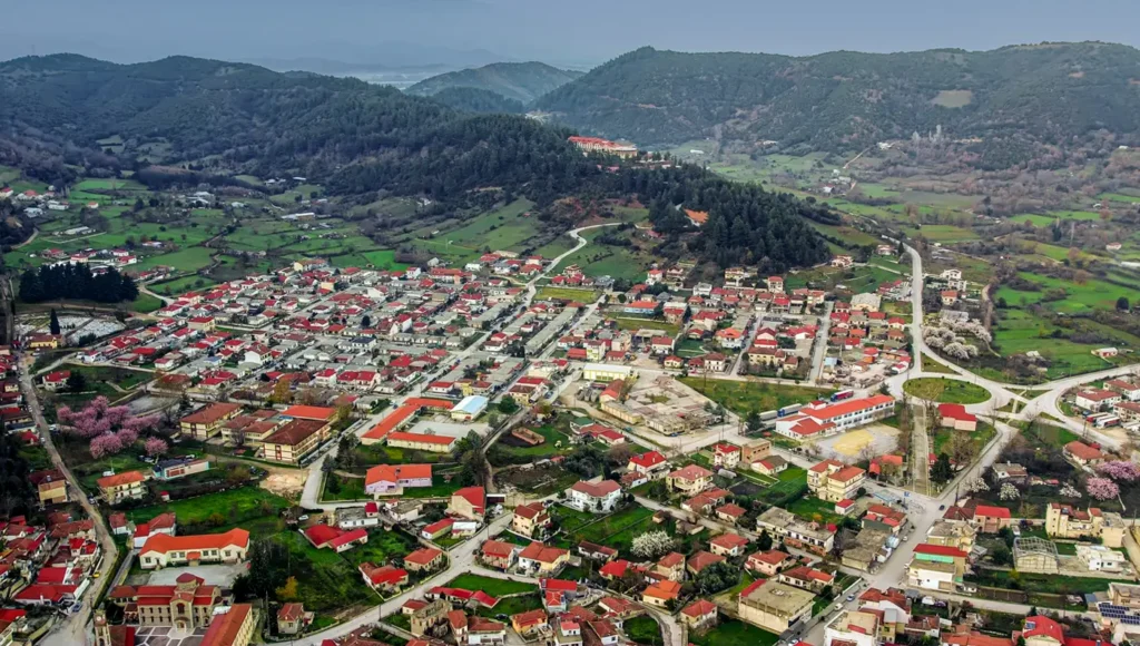 Πανοραμική εναέρια θέα της κωμόπολης του Μουζακίου Καρδίτσας, χτισμένης στους πρόποδες της οροσειράς των Αγράφων.