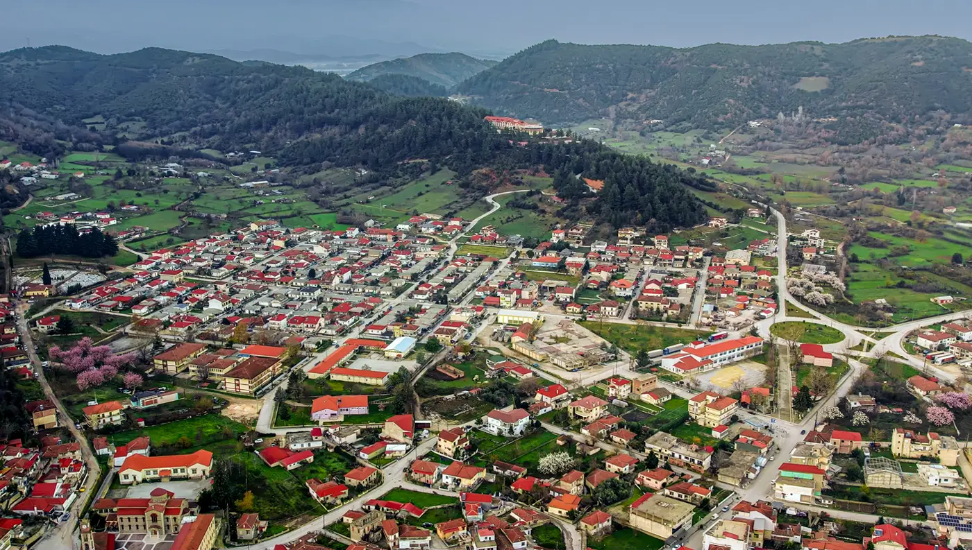 Πανοραμική εναέρια θέα της κωμόπολης του Μουζακίου Καρδίτσας, χτισμένης στους πρόποδες της οροσειράς των Αγράφων.