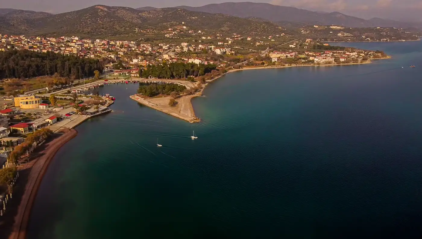 Εναέρια πανοραμική άποψη της παραθαλάσσιας κωμόπολης Νέα Αγχίαλος στον Παγασητικό κόλπο του Βόλου.