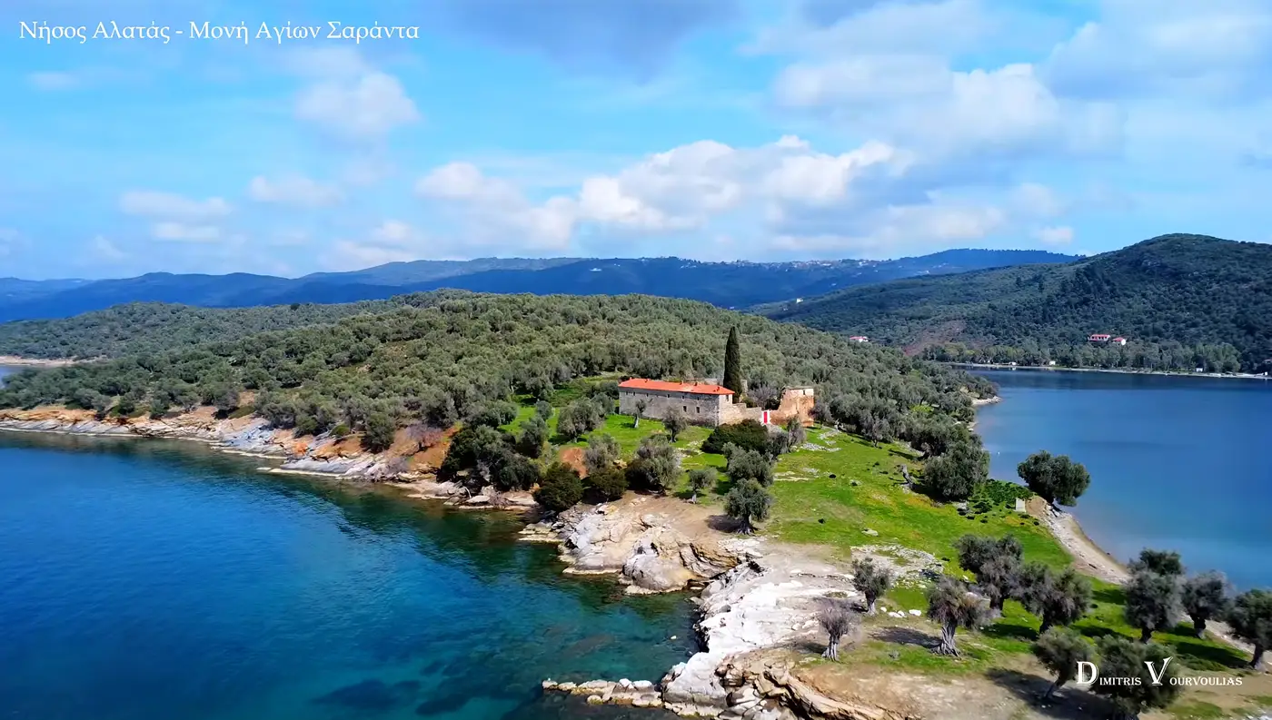 Το καταπράσινο νησάκι Αλατάς στον Παγασητικό κόλπο όπου βρίσκεται η ιστορική Μονή των Αγίων Σαράντα.