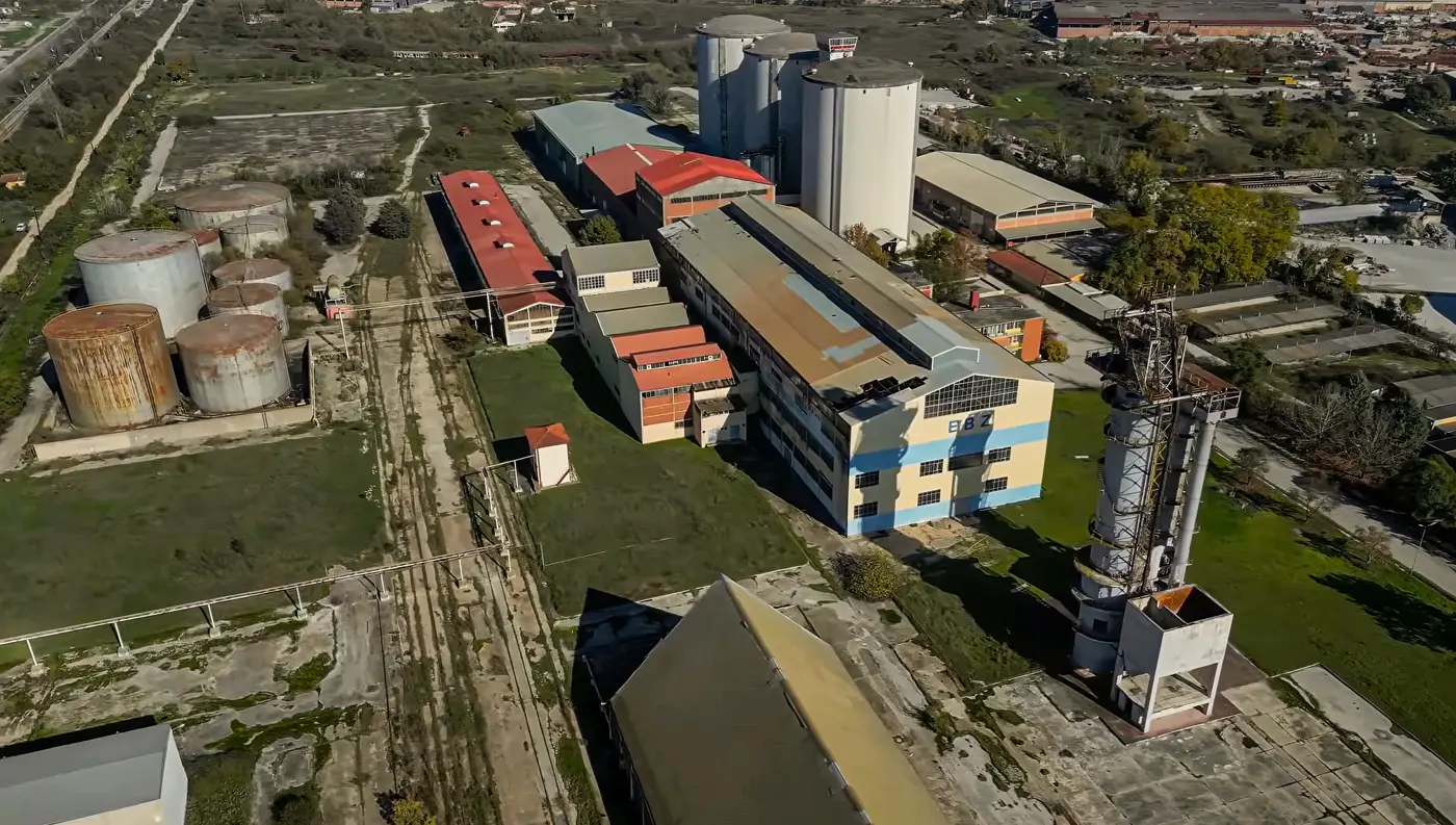 Εναέρια λήψη του εγκαταλελειμμένου εργοστασίου Ζάχαρης (ΕΒΖ) στη Λάρισα, με τα επιβλητικά σιλό και τα σκουριασμένα κτίρια.