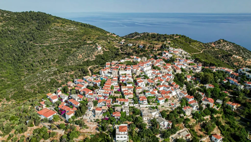 Πανοραμική θέα του Παλιού Χωριού της Αλοννήσου με τα παραδοσιακά πετρόχτιστα σπίτια.