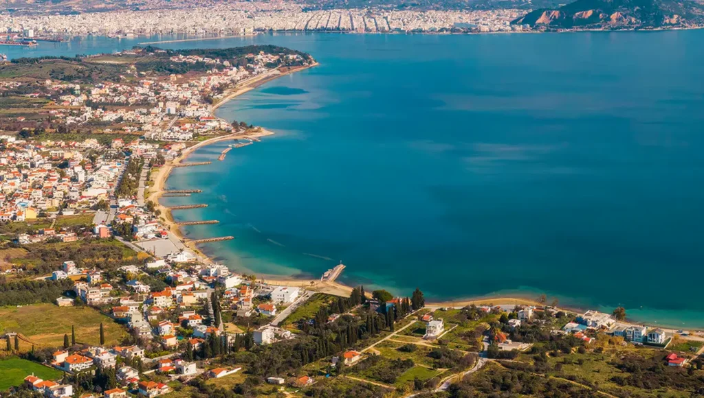 Πανοραμική θέα στην αμμώδη παραλία και τα ρηχά νερά στις Αλυκές Βόλου.