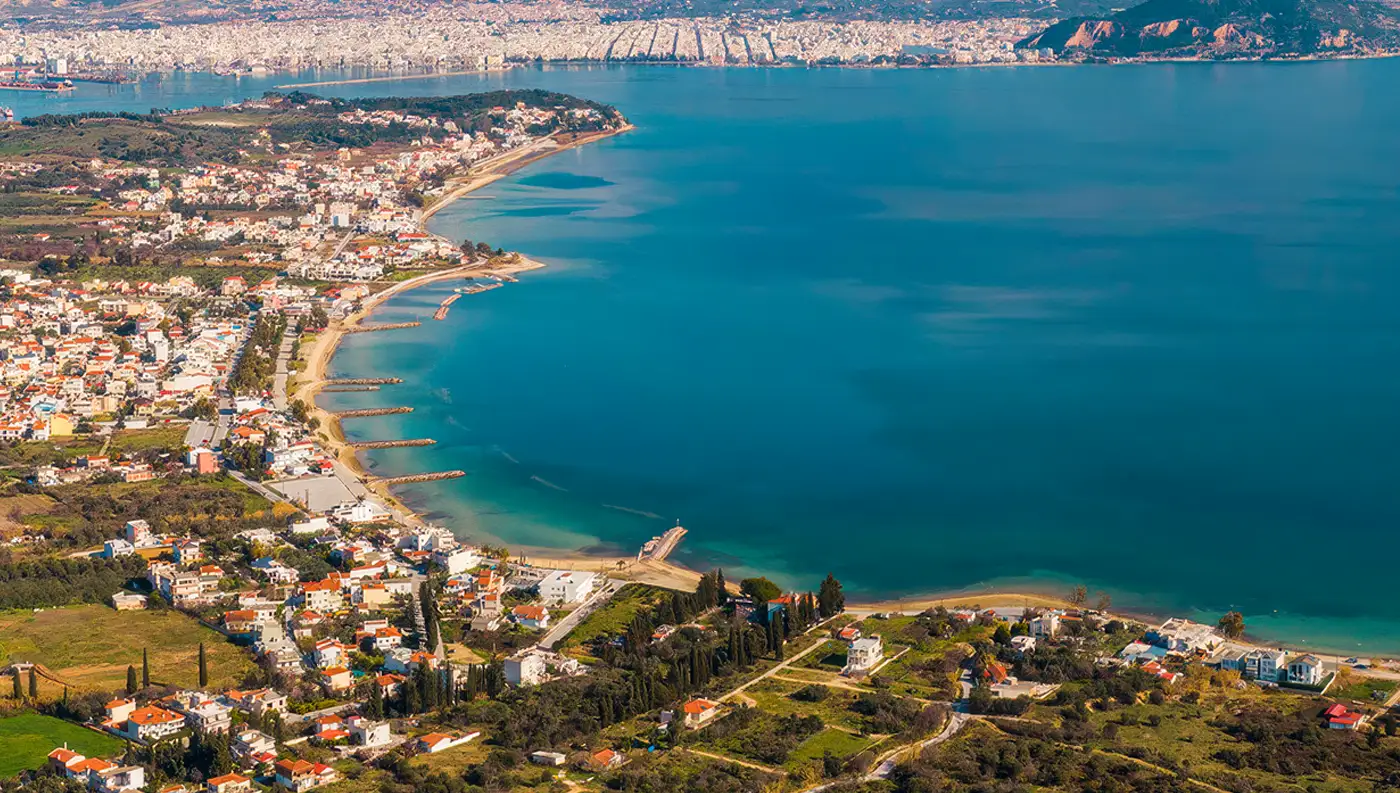 Πανοραμική θέα στην αμμώδη παραλία και τα ρηχά νερά στις Αλυκές Βόλου.