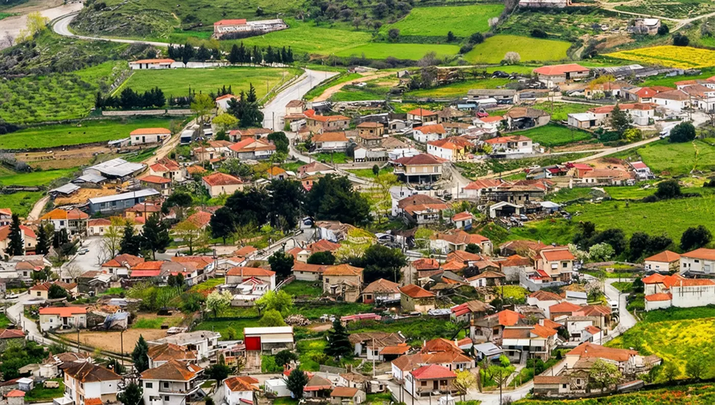 Πανοραμική, εναέρια θέα του χωριού Παραπόταμος στη Λάρισα, περιτριγυρισμένο από τον εύφορο θεσσαλικό κάμπο.