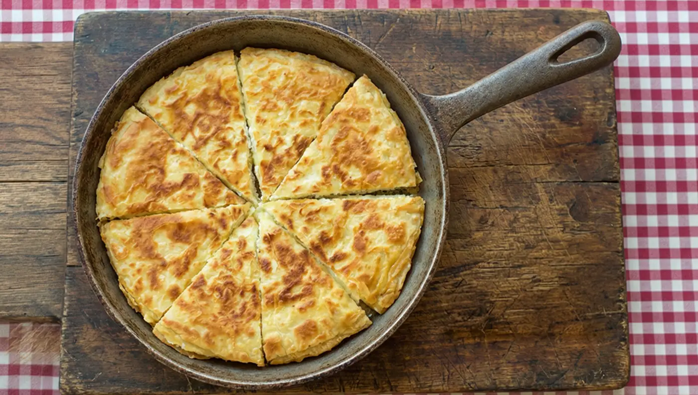 Λαχταριστό, τραγανό Περέκι με χειροποίητο φύλλο και τυρί φέτα μέσα σε παραδοσιακό τηγάνι.