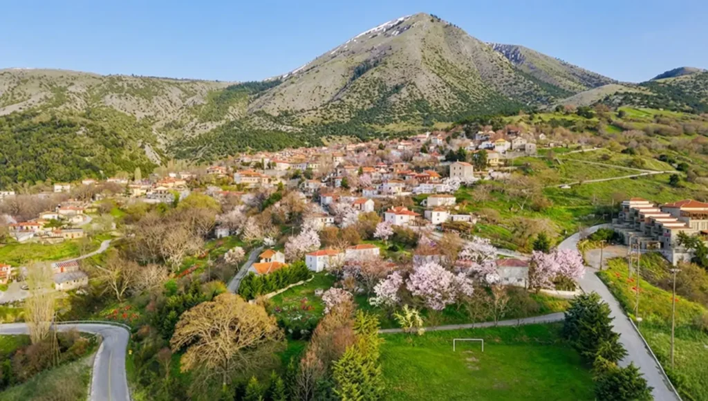 Πανοραμική άποψη του γραφικού χωριού Σπηλιά χτισμένο στις κατάφυτες πλαγιές του Κισσάβου.