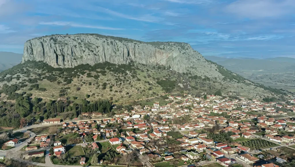 Πανοραμική, εναέρια άποψη του επιβλητικού βράχου της Θεόπετρας και του ομώνυμου χωριού στα Τρίκαλα.
