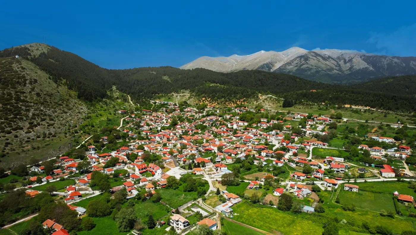 Τοπίο με τα γαλήνια νερά της Λίμνης Κατή να αντανακλούν το πυκνό ελατοδάσος του Κάτω Ολύμπου κοντά στην Καλλιπεύκη.