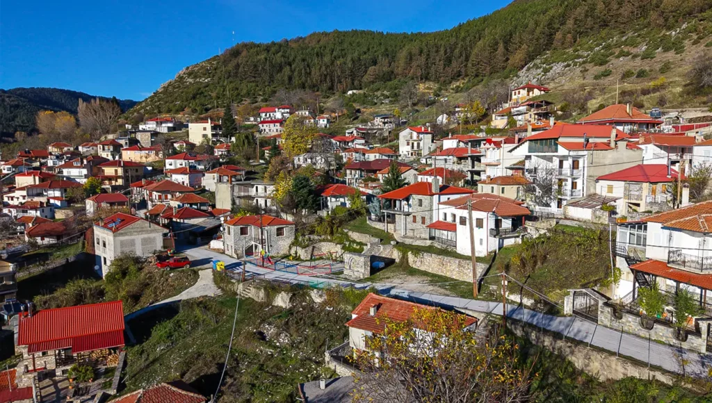 Κοκκινοπηλός Ελασσόνας – ορεινό χωριό στον Όλυμπο από ψηλά