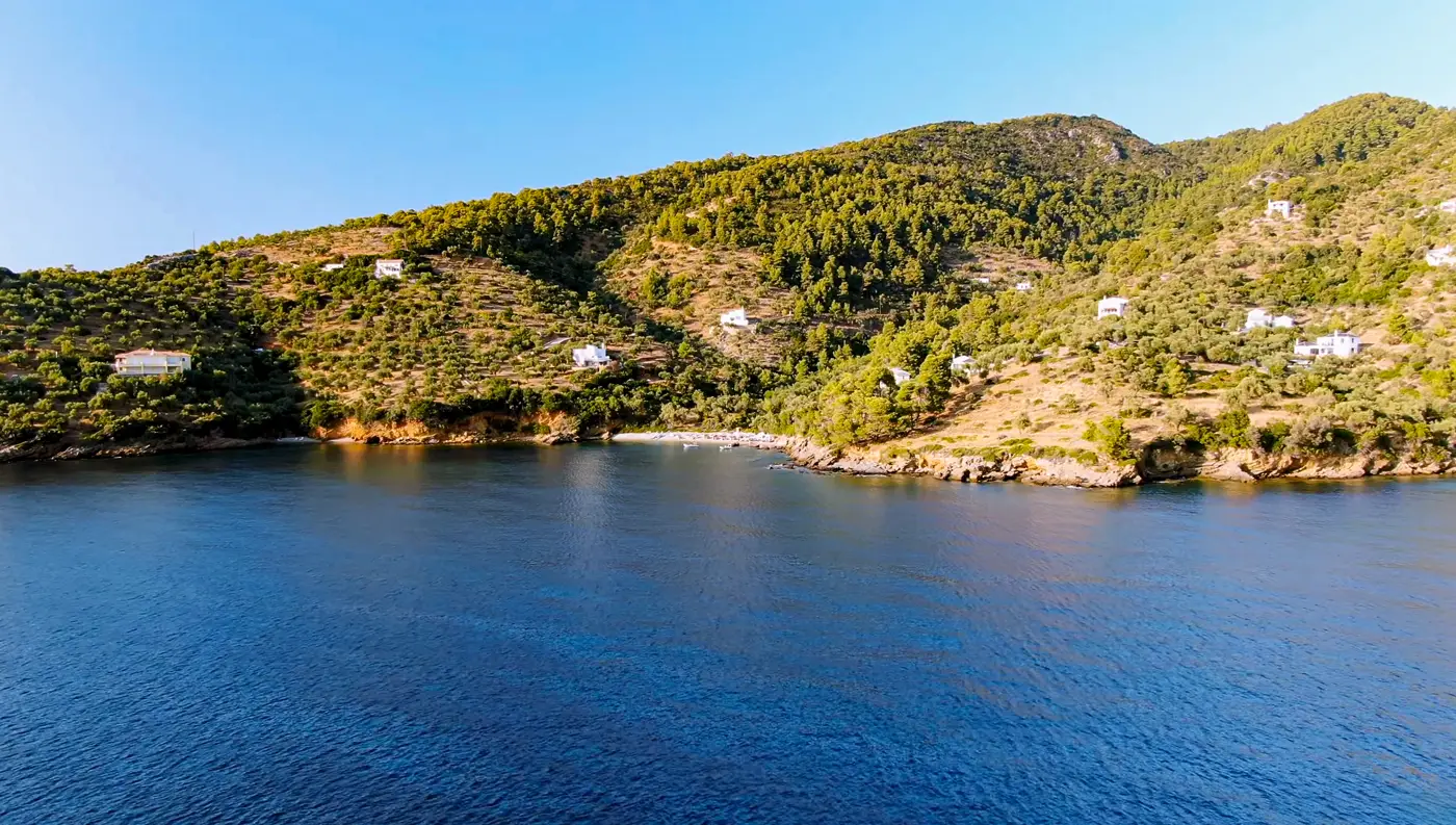 Τα γαλαζοπράσινα, κρυστάλλινα νερά και η βοτσαλωτή ακτή της παραλίας Μεγάλη Άμμος στην Αλόννησο.