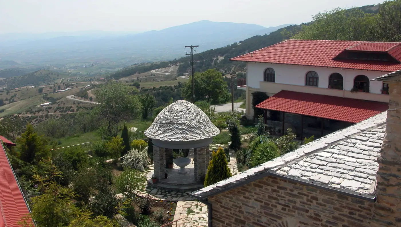 Το ανακαινισμένο κτιριακό συγκρότημα της Ιεράς Μονής Αγίας Τριάδος στο Λιβάδι Ελασσόνας, στις πλαγιές του όρους Τίταρος.