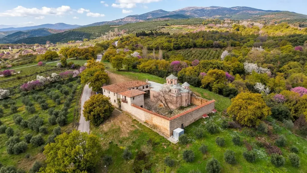 Εξωτερική άποψη του φρουριακού συγκροτήματος της Ιεράς Μονής Αγίου Παντελεήμονα στην Αγιά Λάρισας, με τον χαρακτηριστικό διώροφο πύργο.