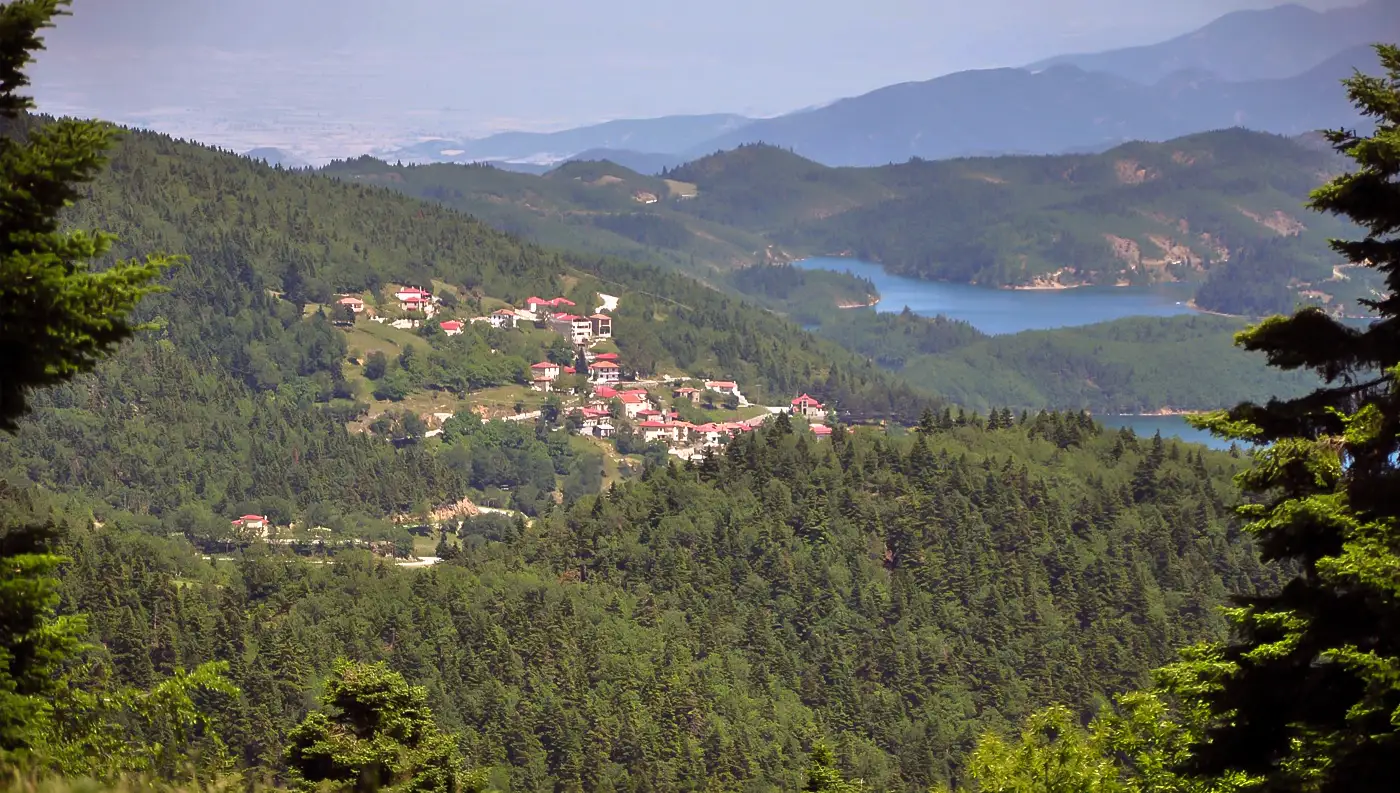 Το χωριό Μπελοκομίτη στη Λίμνη Πλαστήρα μέσα σε καταπράσινο ορεινό τοπίο