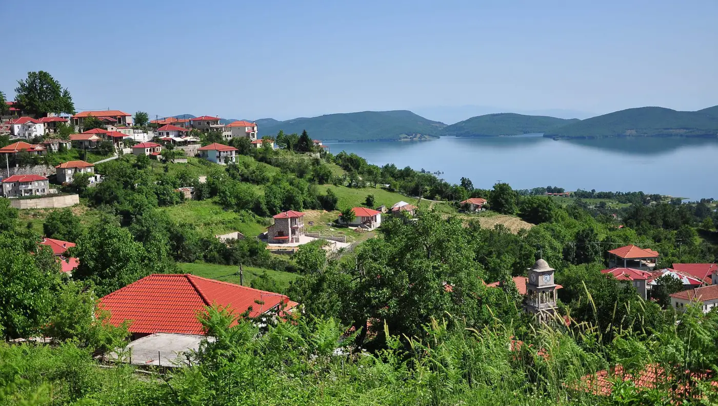 Το Νεοχώρι Καρδίτσας με πανοραμική θέα στη Λίμνη Πλαστήρα και καταπράσινο τοπίο