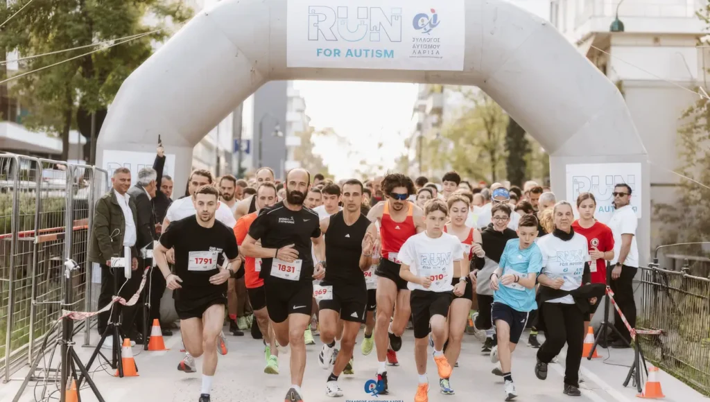 Συμμετέχοντες και δρομείς κάθε ηλικίας τρέχουν στον αγώνα δρόμου Run For Autism στην Κεντρική Πλατεία της Λάρισας.