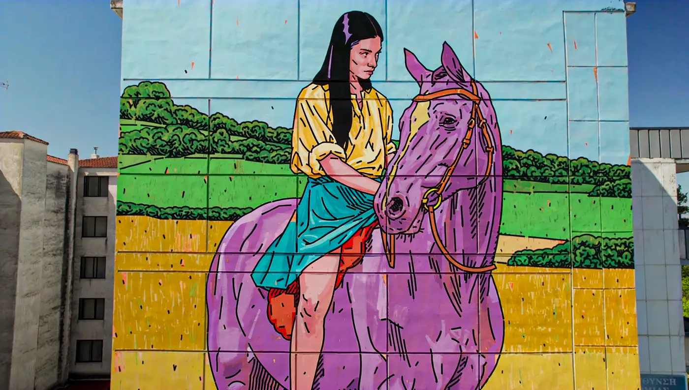 Εντυπωσιακό πολύχρωμο graffiti (mural) σε τοίχο της Λάρισας, δείγμα της πλούσιας τέχνης του δρόμου της πόλης.