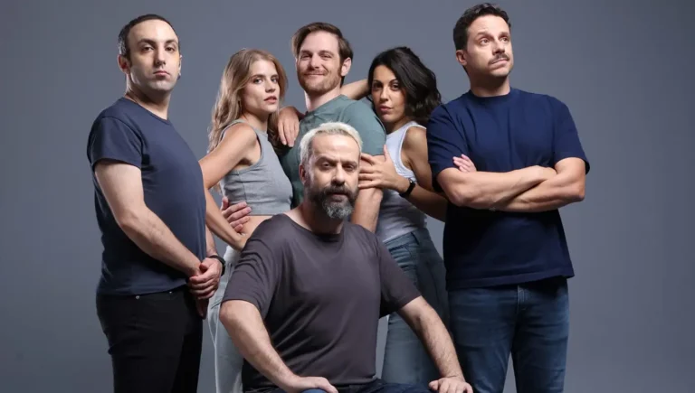 Το καστ της θεατρικής παράστασης "ΤΟ ΣΠΟΤ" του Ζήση Ρούμπου που ανεβαίνει στη Λάρισα.