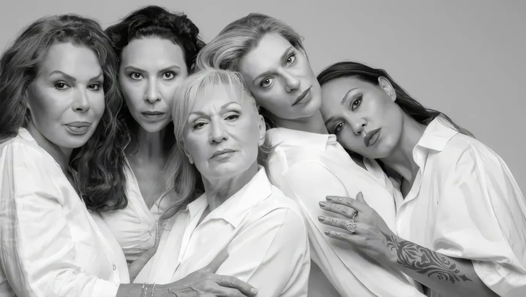 Οι πέντε πρωταγωνίστριες της θεατρικής παράστασης Vaginahood που ανεβαίνει στο Circus Entertainment Hub στη Λάρισα.