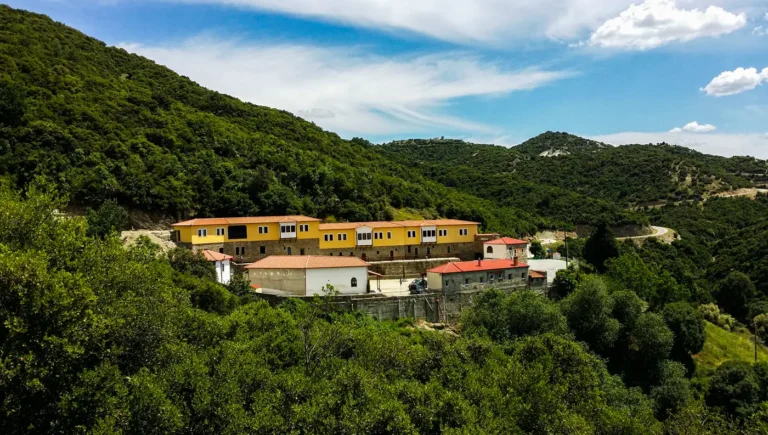 Πανοραμική άποψη της ιστορικής Ιεράς Μονής Αγίου Δημητρίου, γνωστής ως Βαλέτσικο, στην Τσαριτσάνη Ελασσόνας.