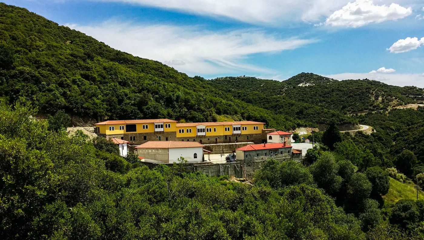 Πανοραμική άποψη της ιστορικής Ιεράς Μονής Αγίου Δημητρίου, γνωστής ως Βαλέτσικο, στην Τσαριτσάνη Ελασσόνας.