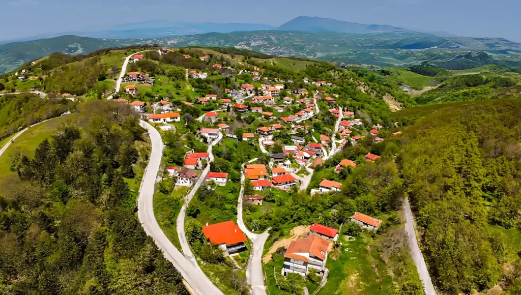 Το ιστορικό και καταπράσινο ορεινό χωριό Βλαχάβα, βόρεια της Καλαμπάκας και των Μετεώρων.