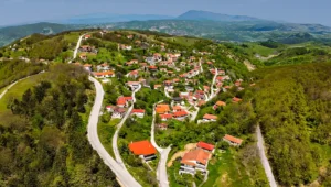 Το ιστορικό και καταπράσινο ορεινό χωριό Βλαχάβα, βόρεια της Καλαμπάκας και των Μετεώρων.