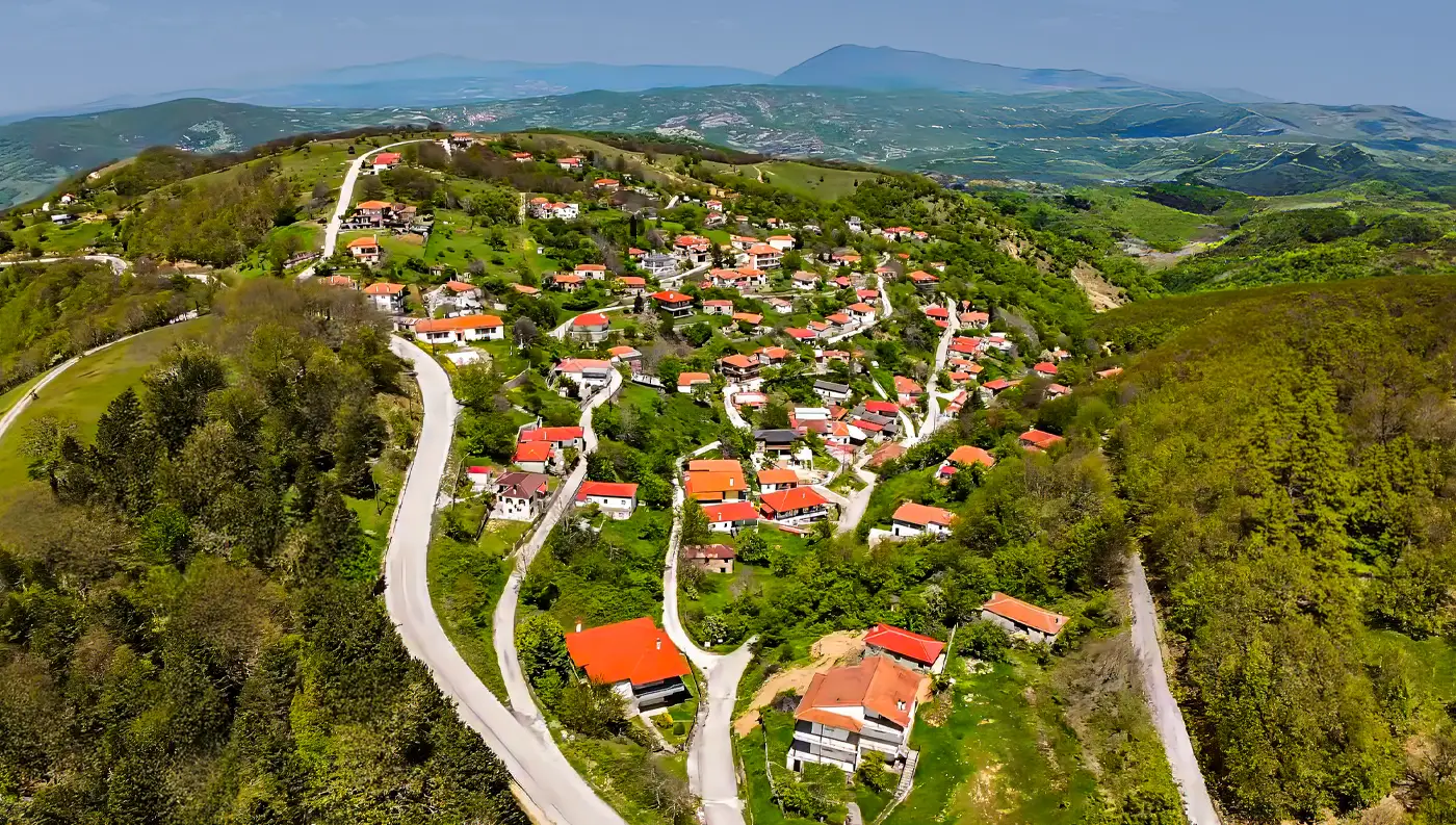 Το ιστορικό και καταπράσινο ορεινό χωριό Βλαχάβα, βόρεια της Καλαμπάκας και των Μετεώρων.